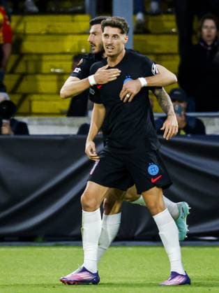 DEVENTER - David Miculescu of FCSB celebrates the 0-1 during the Europa League match between Go Ahead Eagles and Steaua Bucharest at the De Adelaarshorst stadium on September 25, 2025, in Deventer, Netherlands. ANP VINCENT JANNINK UEFA Europa League 2025-2026 xVIxANPxSportx xxANPxIVx 537465610 originalFilename: 537465610.jpg