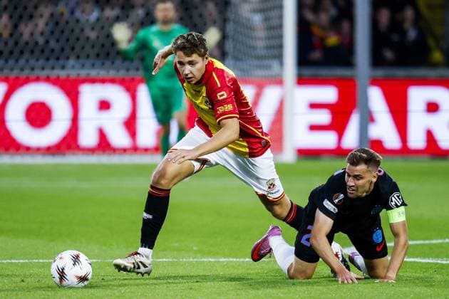 DEVENTER - (l-r) Jakob Breum of Go Ahead Eagles, Darius Olaru of FCSB during the Europa League match between Go Ahead Eagles and Steaua Bucharest at De Adelaarshorst stadium, on September 25, 2025 in Deventer, Netherlands. ANP VINCENT JANNINK UEFA Europa League 2025-2026 xVIxANPxSportx xxANPxIVx 537465930 originalFilename: 537465930.jpg