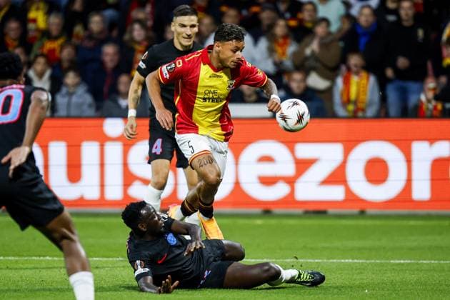 DEVENTER - (l-r) Baba Alhassan of FCSB, Dean James of Go Ahead Eagles during the Europa League match between Go Ahead Eagles and Steaua Bucharest at the De Adelaarshorst stadium on September 25, 2025, in Deventer, Netherlands. ANP VINCENT JANNINK UEFA Europa League 2025-2026 xVIxANPxSportx xxANPxIVx 537466319 originalFilename: 537466319.jpg