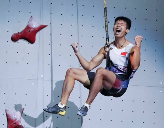 Sport Themen der Woche KW 39 (250925) -- SEOUL, Sept. 25, 2025 -- Long Jianguo of China celebrates winning the men s speed gold medal race against Leander Carmanns of Germany at the IFSC Climbing World Championships Seoul 2025 in Seoul, South Korea, Sept. 25, 2025. ) (SP)SOUTH KOREA-SEOUL-CLIMBING-MEN S SPEED YaoxQilin 
