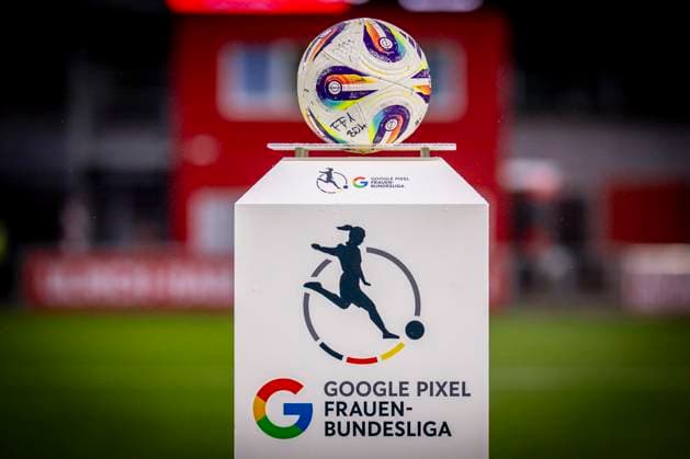 Womens Soccer Bundesliga Bayer 04 Leverkusen Eintracht Frankfurt, 25 09 2025 Impressions of the ball before the match Bayer 04 Leverkusen Eintracht Frankfurt on matchday 4 of the Google Pixel Womens Bundesliga on 25 09 2025 at the Ulrich Haberland Stadium in Leverkusen North Rhine-Westphalia DFL REGULATIONS PROHIBIT ANY USE OF PHOTOGRAPHS AS IMAGE SEQUENCES AND OR QUASI VIDEO Copyright: xBEAUTIFULxSPORTS AxelxKohringx