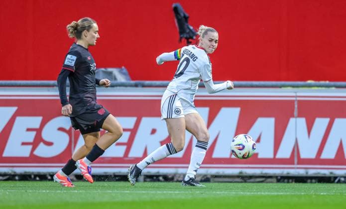 DEU, Leverkusen, Bayer Leverkusen v Eintracht Frankfurt, Google Pixel Bundesliga, DFB, Saison 2526, Ulrich Haberland Stadion, 4 Spieltag, im Bild f l n r Sofie Zdebel Bayer Leverkusen 16 , Laura Freigang Eintracht Frankfurt 10 DFB DFL REGULATIONS PROHIBIT ANY USE OF PHOTOGRAPHS AS IMAGE SEQUENCES AND OR QUASI VIDEO, 25 09 2025, Copyright: HMBxMedia HendrikxHamelau