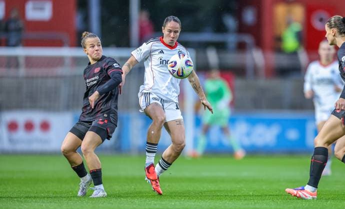 DEU, Leverkusen, Bayer Leverkusen v Eintracht Frankfurt, Google Pixel Bundesliga, DFB, Saison 2526, Ulrich Haberland Stadion, 4 Spieltag, im Bild v l n r Kristin Kögel Bayer Leverkusen 11 , GÃ raldine Reuteler Eintracht Frankfurt 14 DFB DFL REGULATIONS PROHIBIT ANY USE OF PHOTOGRAPHS AS IMAGE SEQUENCES AND OR QUASI VIDEO, 25 09 2025, Copyright: HMBxMedia HendrikxHamelau
