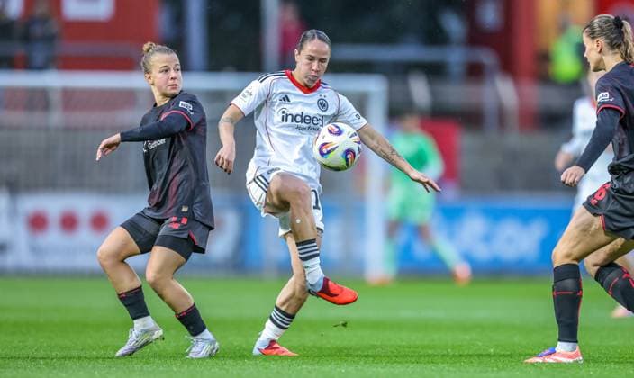 DEU, Leverkusen, Bayer Leverkusen v Eintracht Frankfurt, Google Pixel Bundesliga, DFB, Saison 2526, Ulrich Haberland Stadion, 4 Spieltag, im Bild v l n r Kristin Kögel Bayer Leverkusen 11 , GÃ raldine Reuteler Eintracht Frankfurt 14 DFB DFL REGULATIONS PROHIBIT ANY USE OF PHOTOGRAPHS AS IMAGE SEQUENCES AND OR QUASI VIDEO, 25 09 2025, Copyright: HMBxMedia HendrikxHamelau