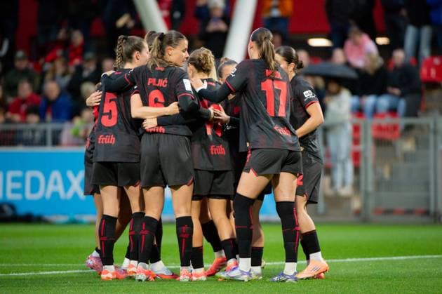 Bayer women celebrate their 1-0 lead DEU, Leverkusen, 25 09 2025 Soccer, Google Pixel Womens Bundesliga, Matchday 4, Bayer 04 Leverkusen Eintracht Frankfurt THE DFB GUIDELINES PROHIBIT ANY USE OF PHOTOS AS SEQUENCE PICTURES AND OR VIDEO-LIKE PHOTO TRACKS