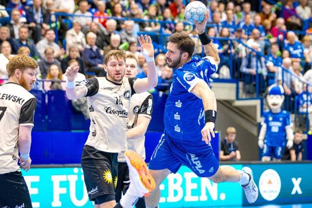 25 09 2025, xkwix, Handball, 1 Handball Bundesliga, DAIKIN HBL 2025 26, TBV Lemgo Lippe Bergischer HC, PHOENIX CONTACT Arena Tim Suton TBV Lemgo Lippe 23 in duel against Gerdas Babarskas Bergischer HC 14 NRW Germany