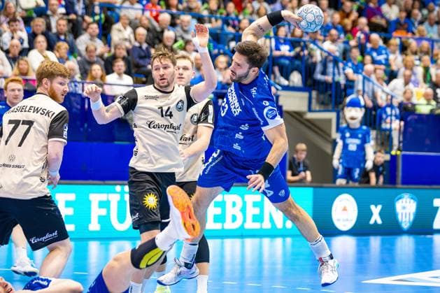 25 09 2025, xkwix, Handball, 1 Handball Bundesliga, DAIKIN HBL 2025 26, TBV Lemgo Lippe Bergischer HC, PHOENIX CONTACT Arena Tim Suton TBV Lemgo Lippe 23 in duel against Gerdas Babarskas Bergischer HC 14 NRW Germany