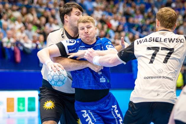 25 09 2025, xkwix, Handball, 1 Handball Bundesliga, DAIKIN HBL 2025 26, TBV Lemgo Lippe Bergischer HC, PHOENIX CONTACT Arena Lukas Hutecek TBV Lemgo Lippe 2 in duel against Aron Seesing Bergischer HC 49 NRW Germany