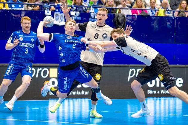 25 09 2025, xkwix, Handball, 1 Handball Bundesliga, DAIKIN HBL 2025 26, TBV Lemgo Lippe Bergischer HC, PHOENIX CONTACT Arena Lukas Hutecek TBV Lemgo Lippe 2 im Zweikampf NRW Germany