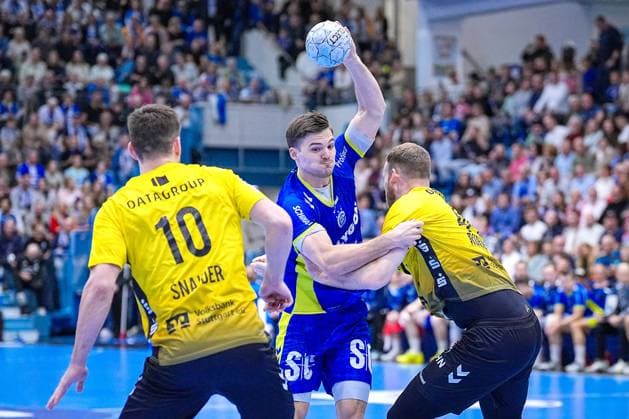 25 09 2025, xydrx, Handball, 1 HBL, VFL Gummersbach TVB Stuttgart, Schwalbe Arena Kay Smits VFL Gummersbach 31 in duel against Lenny Rubin TVB Stuttgart 44 North Rhine-Westphalia Germany