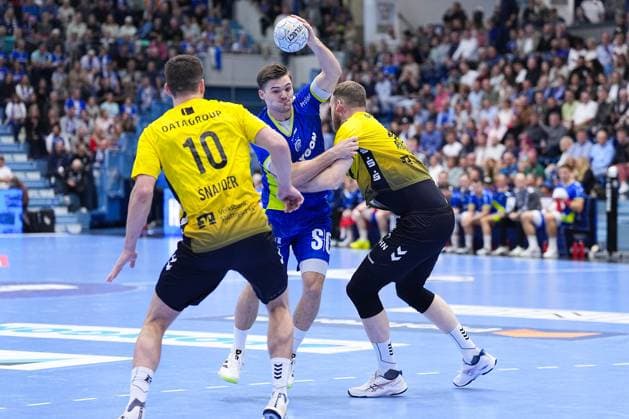 25 09 2025, xydrx, Handball, 1 HBL, VFL Gummersbach TVB Stuttgart, Schwalbe Arena Kay Smits VFL Gummersbach 31 in duel against Lenny Rubin TVB Stuttgart 44 North Rhine-Westphalia Germany