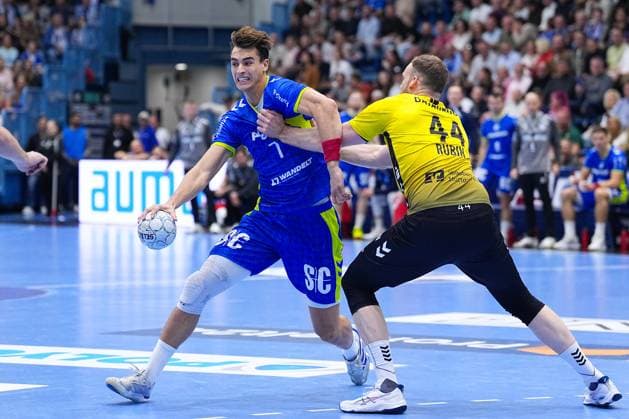 25 09 2025, xydrx, Handball, 1 HBL, VFL Gummersbach TVB Stuttgart, Schwalbe Arena Julian Koester VFL Gummersbach 7 in duel against Lenny Rubin TVB Stuttgart 44 Nordrhein Westfahlen Germany