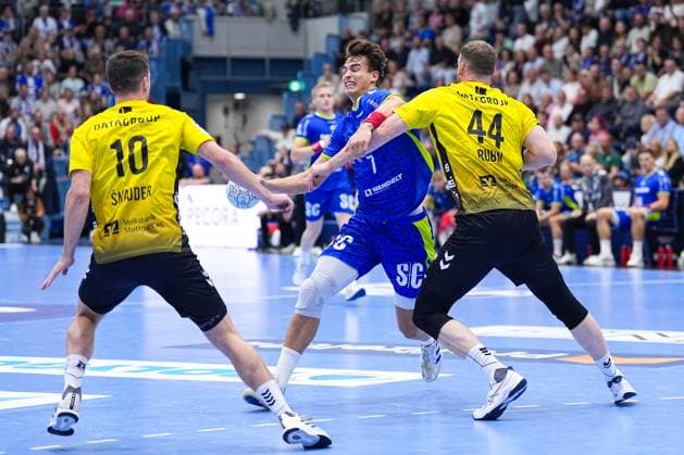 25 09 2025, xydrx, Handball, 1 HBL, VFL Gummersbach TVB Stuttgart, Schwalbe Arena Julian Koester VFL Gummersbach 7 in duel against Ivan Snajder TVB Stuttgart 10 and Lenny Rubin TVB Stuttgart 44 Nordrhein Westfahlen Germany