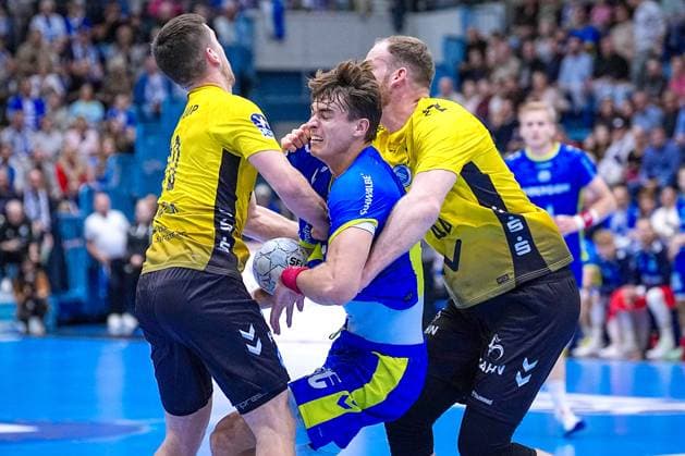 25 09 2025, xydrx, Handball, 1 HBL, VFL Gummersbach TVB Stuttgart, Schwalbe Arena Julian Koester VFL Gummersbach 7 in duel against Ivan Snajder TVB Stuttgart 10 and Lenny Rubin TVB Stuttgart 44 Nordrhein Westfahlen Germany