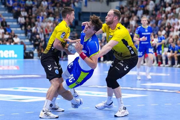 25 09 2025, xydrx, Handball, 1 HBL, VFL Gummersbach TVB Stuttgart, Schwalbe Arena Julian Koester VFL Gummersbach 7 in duel against Ivan Snajder TVB Stuttgart 10 and Lenny Rubin TVB Stuttgart 44 Nordrhein Westfahlen Germany