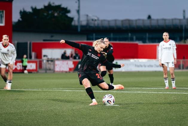 25 09 25, Women, Soccer, Google Pixel Women Bundesliga, Season 2025 2026, Bayer 04 Leverkusen Eintracht Frankfurt, Matchday 4 Vanessa Fudalla 21 Bayer 04 Leverkusen Shot Penalty Leverkusen Ulrich Haberland Stadion NRW Germany