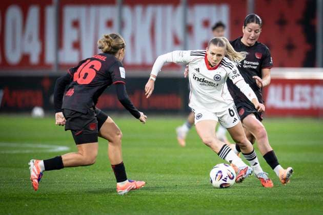 Womens Soccer Bundesliga Bayer 04 Leverkusen Eintracht Frankfurt, 25 09 2025 Elisa Senß Eintracht Frankfurt, 6 on the ball, left Sofie Zdebel Bayer 04 Leverkusen, 16 Bayer 04 Leverkusen Eintracht Frankfurt on matchday 4 of the Google Pixel Womens Bundesliga on 25 09 2025 at Ulrich Haberland Stadium in Leverkusen North Rhine-Westphalia DFL REGULATIONS PROHIBIT ANY USE OF PHOTOGRAPHS AS IMAGE SEQUENCES AND OR QUASI VIDEO Copyright: xBEAUTIFULxSPORTS AxelxKohringx