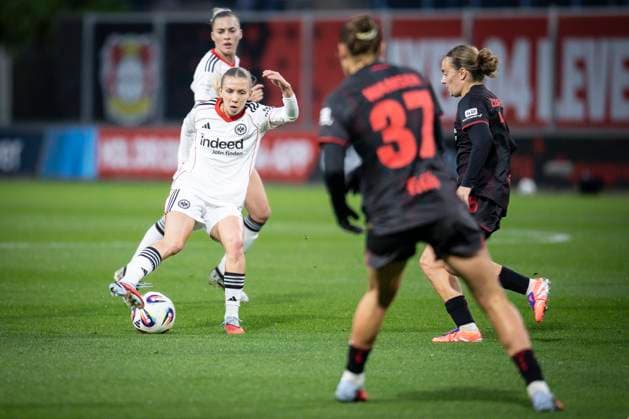 Womens Soccer Bundesliga Bayer 04 Leverkusen Eintracht Frankfurt, 25 09 2025 Elisa Senß Eintracht Frankfurt, 6 dribbling against Carlotta Wamser Bayer 04 Leverkusen, 37 and Sofie Zdebel Bayer 04 Leverkusen, 16 Bayer 04 Leverkusen Eintracht Frankfurt on matchday 4 of the Google Pixel Womens Bundesliga on 25 09 2025 at Ulrich Haberland Stadium in Leverkusen North Rhine-Westphalia DFL REGULATIONS PROHIBIT ANY USE OF PHOTOGRAPHS AS IMAGE SEQUENCES AND OR QUASI VIDEO Copyright: xBEAUTIFULxSPORTS AxelxKohringx