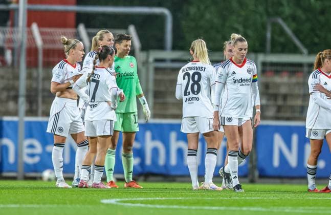 DEU, Leverkusen, Bayer Leverkusen v Eintracht Frankfurt, Google Pixel Bundesliga, DFB, Saison 2526, Ulrich Haberland Stadion, 4 Spieltag, im Bild Enttäuschung bei Eintracht Frankfurt DFB DFL REGULATIONS PROHIBIT ANY USE OF PHOTOGRAPHS AS IMAGE SEQUENCES AND OR QUASI VIDEO, 25 09 2025, Copyright: HMBxMedia HendrikxHamelau