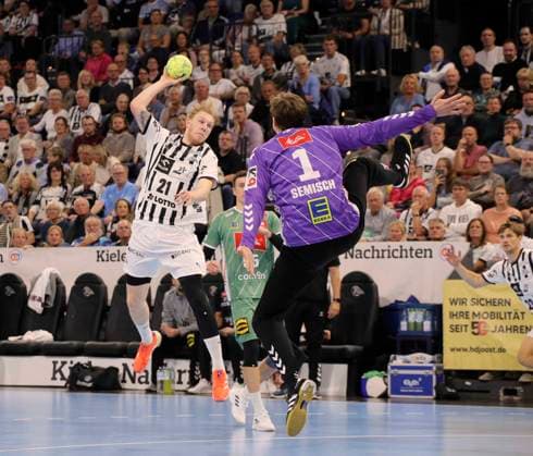 Photo Eric Johansson Kiel throws against goalkeeper Malte Semisch Minden Handball Men 1 Bundesliga on Thu 25 09 2025 THW Kiel GWD Minden