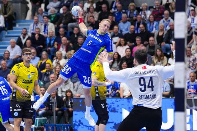25 09 2025, xydrx, Handball, 1 HBL, VFL Gummersbach TVB Stuttgart, Schwalbe Arena Tilen Kodrin VFL Gummersbach 5 throwing at the goal of Daniel Rebmann TVB Stuttgart 94 Nordrhein Westfahlen Germany