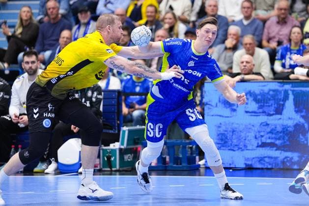 25 09 2025, xydrx, Handball, 1 HBL, VFL Gummersbach TVB Stuttgart, Schwalbe Arena Jonas Truchanovicius TVB Stuttgart 37 in duel against Ole Pregler VFL Gummersbach 23 North Rhine-Westphalia Germany