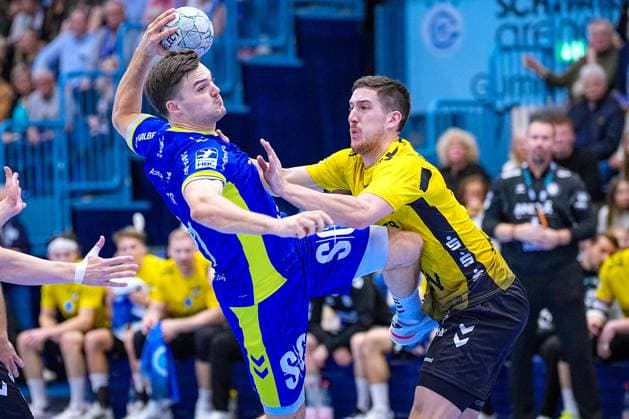 25 09 2025, xydrx, Handball, 1 HBL, VFL Gummersbach TVB Stuttgart, Schwalbe Arena Kay Smits VFL Gummersbach 31 in duel against Torben Matzken TVB Stuttgart 22 and Ivan Snajder TVB Stuttgart 10 Nordrhein Westfahlen Germany