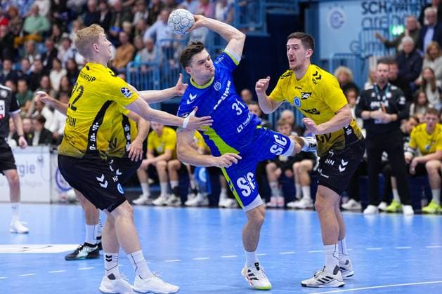 25 09 2025, xydrx, Handball, 1 HBL, VFL Gummersbach TVB Stuttgart, Schwalbe Arena Kay Smits VFL Gummersbach 31 in duel against Torben Matzken TVB Stuttgart 22 and Ivan Snajder TVB Stuttgart 10 Nordrhein Westfahlen Germany