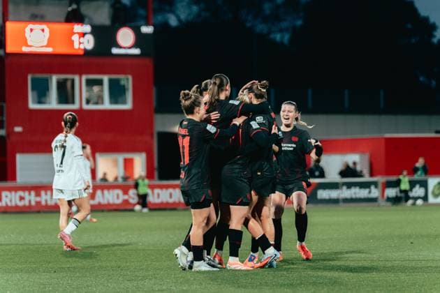 25 09 25, Women, Soccer, Google Pixel Womens Bundesliga, Season 2025 2026, Bayer 04 Leverkusen Eintracht Frankfurt, Matchday 4 Vanessa Fudalla 21 Bayer 04 Leverkusen celebrating goal to 2 0 with team Leverkusen Ulrich Haberland Stadion NRW Germany