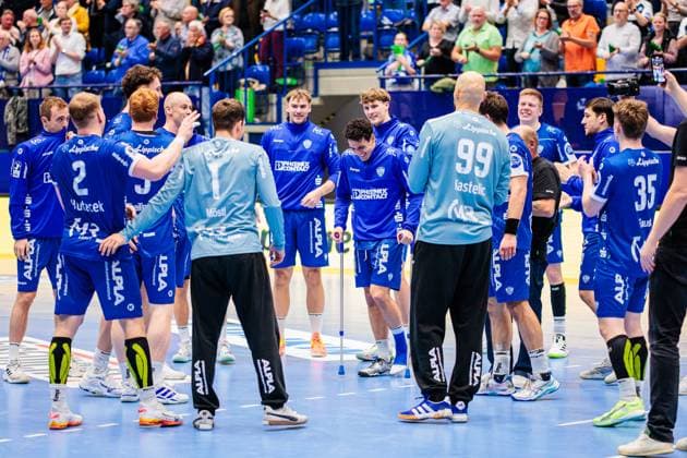 The team of TBV Lemgo Lippe cheers after 28 25 victory GER, TBV Lemgo Lippe vs Bergischer HC, Handball, 1 Bundesliga, Matchday 6, Season 2025 2026, 25 09 2025 Lemgo Copyright: xJanxRollingerx
