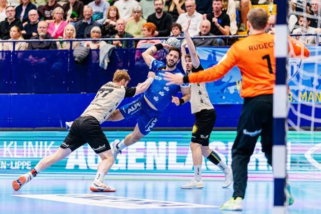 f l Johannes Wasielewski Bergischer HC, 77 , Tim Suton TBV Lemgo Lippe, 23 , Yannick Fraatz Bergischer HC, 18 , Christopher Rudeck Bergischer HC, 01 GER, TBV Lemgo Lippe vs Bergischer HC, Handball, 1 Bundesliga, Matchday 6, Season 2025 2026, 25 09 2025 GER, TBV Lemgo Lippe vs Bergischer HC, Handball, 1 Bundesliga, Matchday 6, Season 2025 2026, 25 09 2025 Lemgo Copyright: xEibner-Pressefoto JanxRollingerx EP_JSK