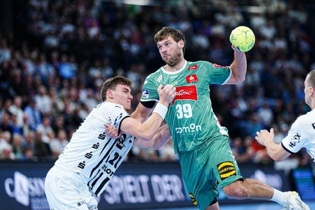 Throw Goal Malte Donker GWD Minden, 39 , Lucas Laube THW Kiel, 20 GER, THW Kiel vs GWD Minden, Handball, 1 Bundesliga, Matchday 15, Season 2025 2026, 25 09 2025 GER, THW Kiel vs GWD Minden, Handball, 1 Bundesliga, Matchday 15, Season 2025 2026, 25 09 2025 Kiel Copyright: xEibner-Pressefoto MarcelxvonxFehrnx EP_MFN