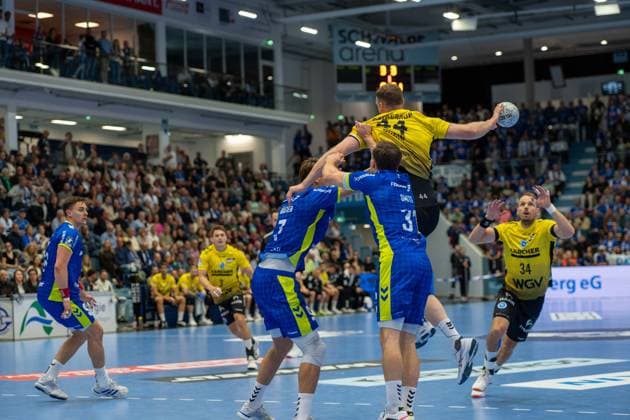 Julian Koester, right back, VfL Gummersbach 7 , Lenny Rubin, left back, TVB Stuttgart 44 , VfL Gummersbach vs TVB 1898 Stuttgart, Daikin Handball Bundesliga, Men , Matchday 6, 25 09 2025 Gummersbach NRW Germany Copyright: xkolbert-press MartinxWdziecznyx