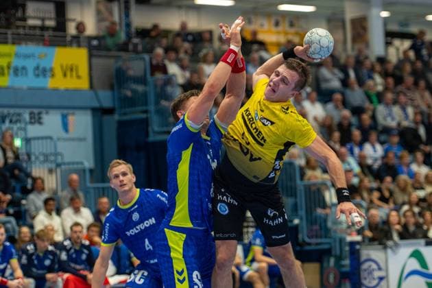 Simone Mengon, Center Back, TVB Stuttgart 15 , Ellidi Snaer Vidarsson, Circulation, VfL Gummersbach 4 , VfL Gummersbach vs TVB 1898 Stuttgart, Daikin Handball Bundesliga, Men , Matchday 6, 25 09 2025 Gummersbach NRW Germany Copyright: xkolbert-press MartinxWdziecznyx