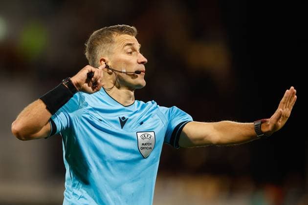 DEVENTER , 25-09-2025 , Stadium De Adelaarshorst , season 2025 2026 , UEFA Europa League League phase . match between Go Ahead Eagles and FCSB, Picture shows referee Kristo Tohver Go Ahead Eagles - FCSB  x31192909x Copyright: