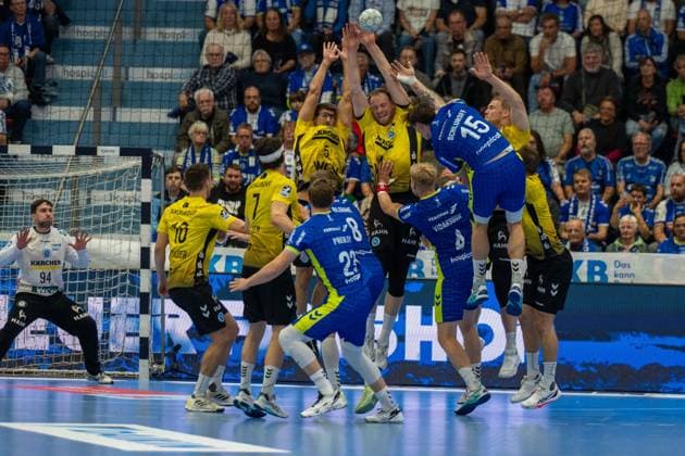 Miro Schluroff, backcourt, VfL Gummersbach 15 , Lenny Rubin, left back, TVB Stuttgart 44 , Miljan Vujovic, goalkeeper, , TVB Stuttgart 16 , VfL Gummersbach vs TVB 1898 Stuttgart, Daikin Handball Bundesliga, Men , Matchday 6, 25 09 2025 Gummersbach NRW Germany Copyright: xkolbert-press MartinxWdziecznyx
