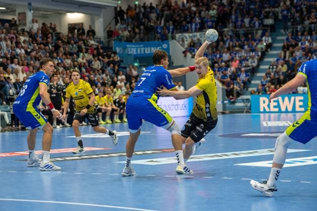 Julian Koester, Backcourt, VfL Gummersbach 7 , VfL Gummersbach vs TVB 1898 Stuttgart, Daikin Handball Bundesliga, Men , Matchday 6, 25 09 2025 Gummersbach NRW Germany Copyright: xkolbert-press MartinxWdziecznyx
