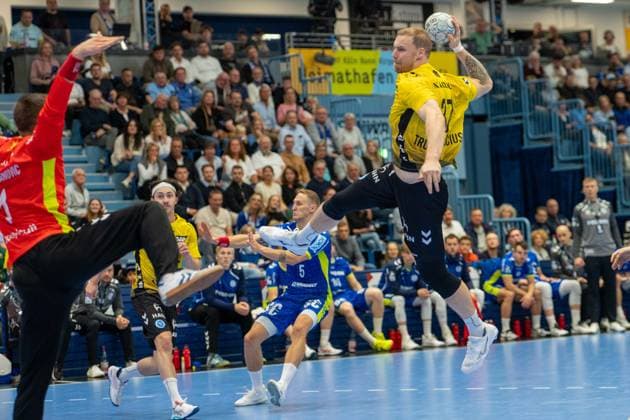Dominik KuzmanoviÄ‡, Goalkeeper, VfL Gummersbach 1 , s17 VfL Gummersbach vs TVB 1898 Stuttgart, Daikin Handball Bundesliga, Men , Matchday 6, 25 09 2025 Gummersbach NRW Germany Copyright: xkolbert-press MartinxWdziecznyx