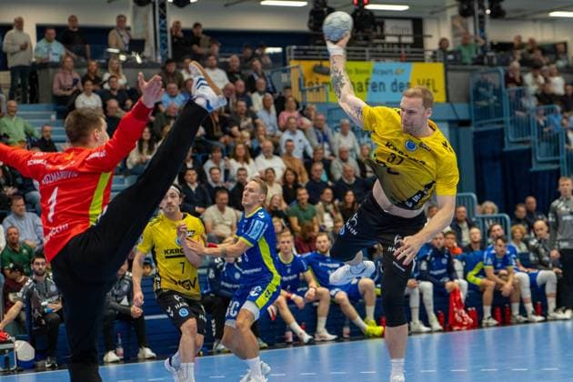 Dominik Kuzmanović, Goalkeeper, VfL Gummersbach 1 , Jonas Truchanovicius, Left back, TVB Stuttgart 37 , VfL Gummersbach vs TVB 1898 Stuttgart, Daikin Handball Bundesliga, Men , Matchday 6, 25 09 2025 Gummersbach NRW Germany Copyright: xkolbert-press MartinxWdziecznyx