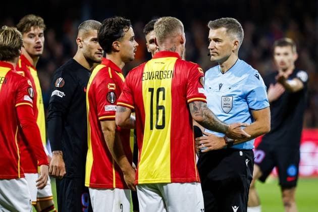 DEVENTER - (l-r) Mats Deijl of Go Ahead Eagles, Victor Edvardsen of Go Ahead Eagles, and referee Kristo Tohver during the Europa League match between Go Ahead Eagles and Steaua Bucharest at the De Adelaarshorst stadium on September 25, 2025, in Deventer, Netherlands. ANP VINCENT JANNINK UEFA Europa League 2025-2026 xVIxANPxSportx xxANPxIVx 537471765 originalFilename: 537471765.jpg