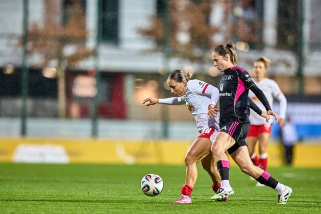 25 09 2025, GER, Womens Soccer, BL, 2025 2026, RB Leipzig Hamburger SV Gina Chmielinski 10, RB Leipzig , action, with ball, duel Leipzig training center of the Red Bull Saxony Germany