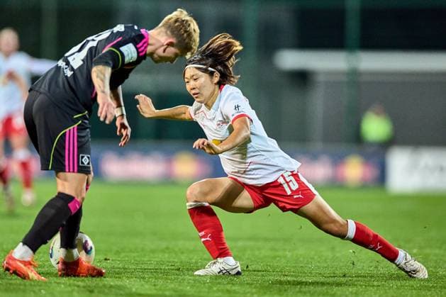 25 09 2025, GER, Womens Soccer, BL, 2025 2026, RB Leipzig Hamburger SV Mai Kadowaki 15, RB Leipzig , Freisteller, action, duel for ball Leipzig training center of the Red Bull Saxony Germany