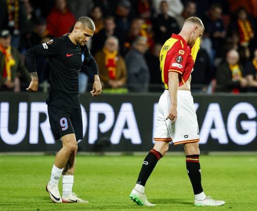 DEVENTER - (l-r) Daniel Birligea of FCSB, Joris Kramer of Go Ahead Eagles during the Europa League match between Go Ahead Eagles and Steaua Bucharest at the De Adelaarshorst stadium on September 25, 2025, in Deventer, Netherlands. ANP VINCENT JANNINK UEFA Europa League 2025-2026 xVIxANPxSportx xxANPxIVx 537473651 originalFilename: 537473651.jpg
