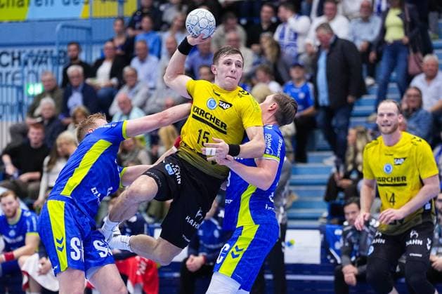 25 09 2025, xydrx, Handball, 1 HBL, VFL Gummersbach TVB Stuttgart, Schwalbe Arena Simone Mengon TVB Stuttgart 15 in duel against Ellidi Vidarsson VFL Gummersbach 4 and Ole Pregler VFL Gummersbach 23 Nordrhein Westfahlen Germany