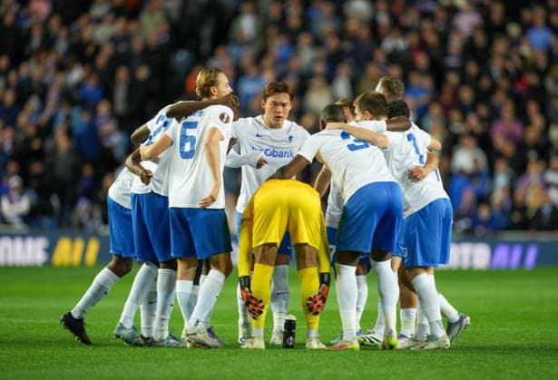 Hyeongyu Oh of Genk in a huddle with his team mates before kick off. Rangers v Genk, UEFA Europa League, Football, Ibrox Stadium, Glasgow, Scotland, UK - 25 Sep 2025Glasgow Ibrox Stadium Scotland United Kingdom EDITORIAL USE ONLY No use with unauthorised audio, video, data, fixture lists, club league logos or live services. Online in-match use limited to 120 images, no video emulation. No use in betting, games or single club league player publications. Copyright: xStuartxWallace Shutterstockx 15498613r