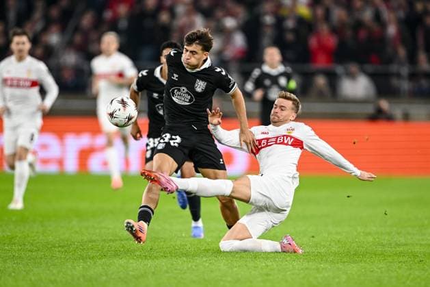 Javi Rodriguez (Real Club Celta de Vigo) und Maximilian Mittelstädt (VfB Stuttgart) battle for the ball during the UEFA Europa League 2025 26 League Phase MD1 match between VfB Stuttgart and Real Club Celta at Stuttgart Arena on September 25, 2025 in Stuttgart, Germany. (Photo by Harry Langer DeFodi Images) Javi Rodriguez Real Club Celta de Vigo and Maximilian Mittelstädt VfB Stuttgart battle for the ball during the UEFA Europa League 2025 26 League Phase MD1 match between VfB Stuttgart and Real Club Celta at Stuttgart Arena on September 25, 2025 in Stuttgart, Germany Photo by Harry Langer DeFodi Images