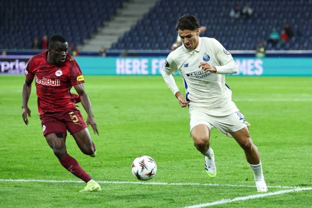 SOCCER - UEFA EL, RBS vs Porto SALZBURG,AUSTRIA,25.SEP.25 - SOCCER - UEFA Europa League, Red Bull Salzburg vs FC Porto. Image shows Soumaila Diabate (RBS) and Gabri Veiga (Porto).  GEPAxpictures xDavidxGeieregger