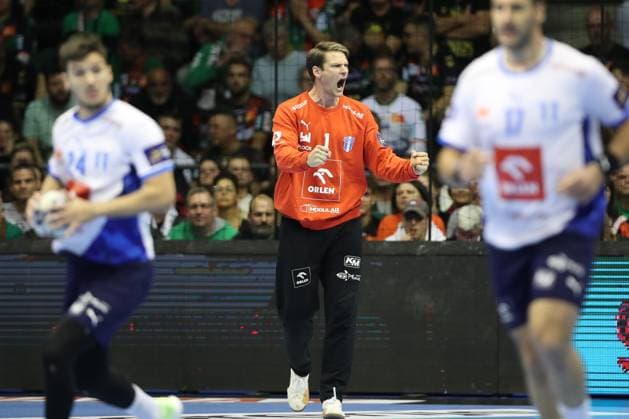 25 09 2025, xtgx, Handball, EHF Champions League, SC Magdeburg Wisla Plock v l Torbjorn Sittrup Bergerud Plock, 1 cheers over held ball, defended, held, Torhueter Magdeubrg