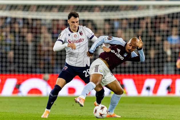 Aston Villa v Bologna Europa League 25 09 2025. Aston Villa midfielder Donyell Malen (17) battles for possession with Bologna defender Nadir Zortea (20) during the Europa League match between Aston Villa and Bologna at Villa Park, Birmingham, England on 25 September 2025. Birmingham Villa Park West Midlands England Editorial use only , Copyright: xManjitxNarotrax PSI-22910-0009