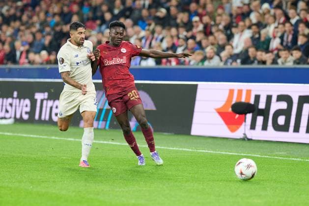 Salzburg, Austria September 25, 2025 Europa League 2025 2026 RB Salzburg vs FC Porto In the picture from left in the duel Alan Varela FC , Edmund Baidoo RB Red Bull Arena Copyright: xFotostandx xWassmuth,xFOTOGRAFxJUERGENxxWASSMUTHx